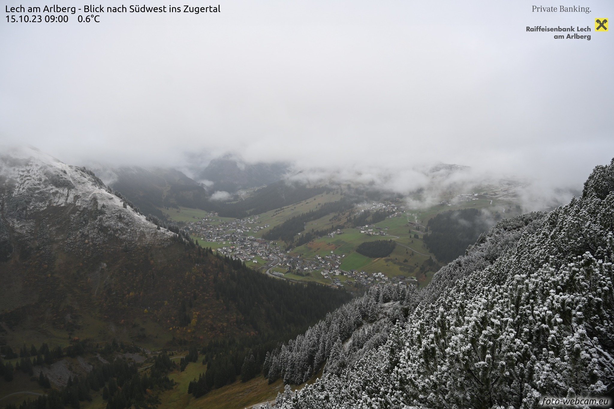 Havas fenyőfák Tirolban, a hóhatár helyenként 1400 méter alá süllyedt