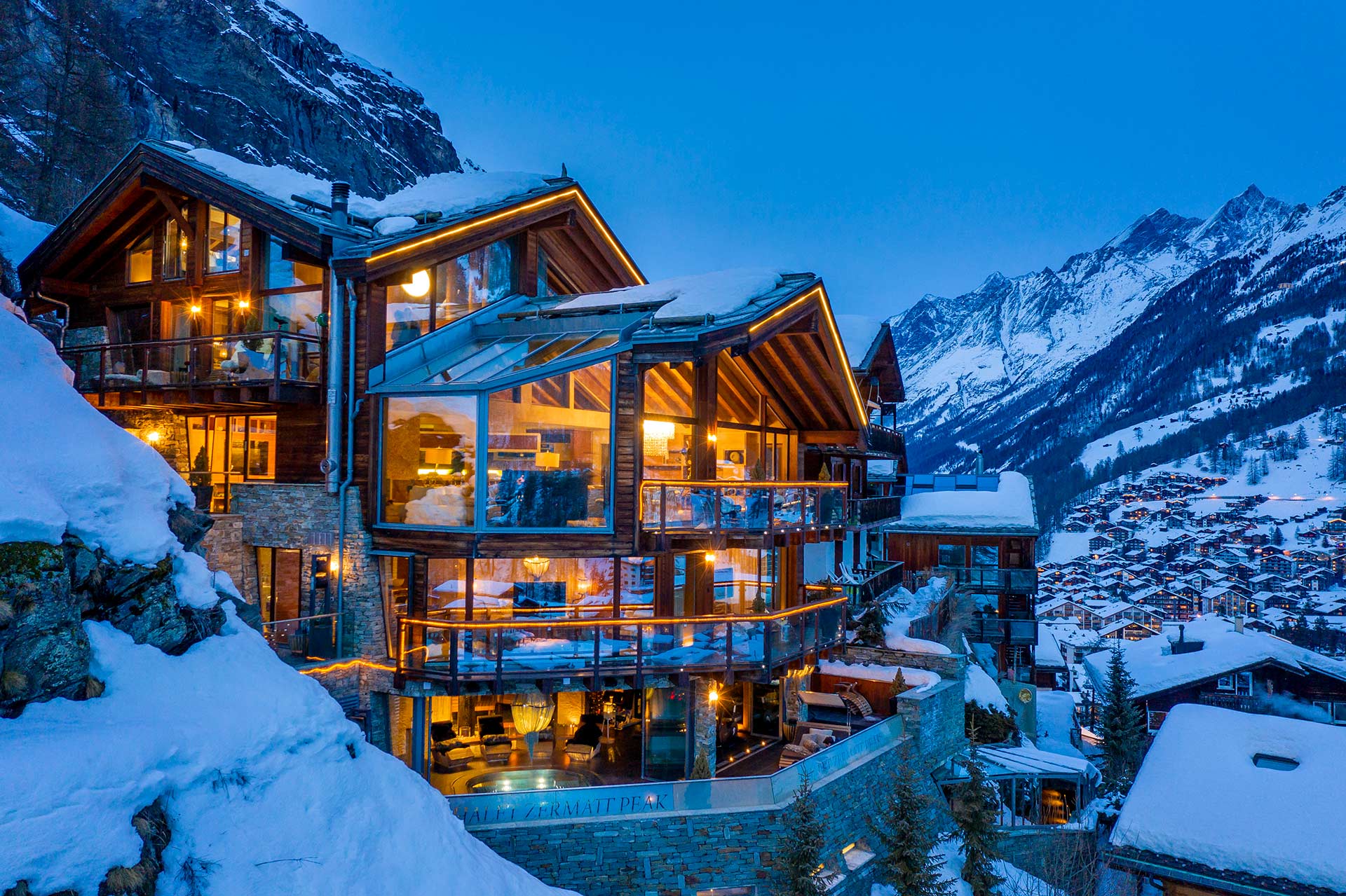 A legjobb üdülőház díjat 2023-ban ismét a svájci Chalet Zermatt Peak nyerte. (A jelenleg legolcsóbb 7 éjszakás tartózkodás ára 60.000 CHF, átszámítva 23 millió forint)  I Fotó: chaletzermattpeak.com