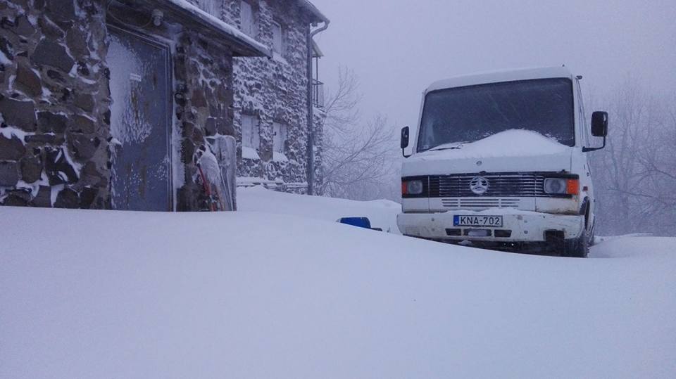 Csütörtök reggeli kép Nagy-Hideg-hegyen. Megszűnt az áram a házban, hófúvás van. | Fotó: Nagy-Hideg hegyi Sí- és Túraközpont