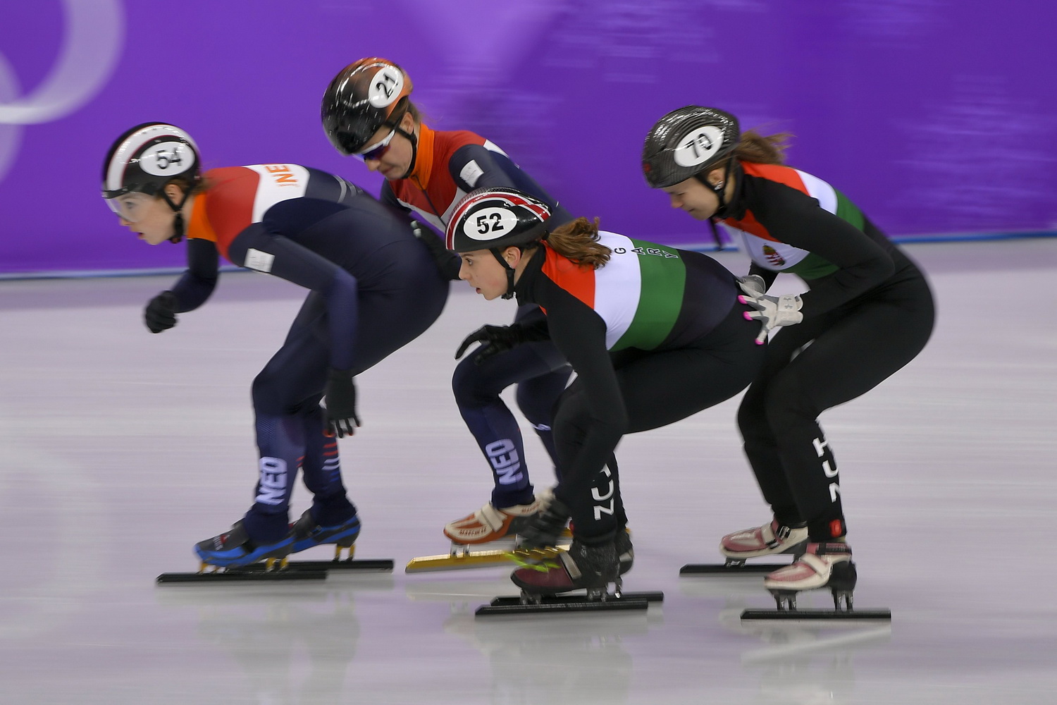 Kónya Zsófia (j2) és Bácskai Sára Luca (j), előttük a holland csapat tagjai a rövidpályás gyorskorcsolyaverseny női 3000 méteres váltó táv B döntőjében a phjongcshangi téli olimpián. MTI Fotó: Czeglédi Zsolt