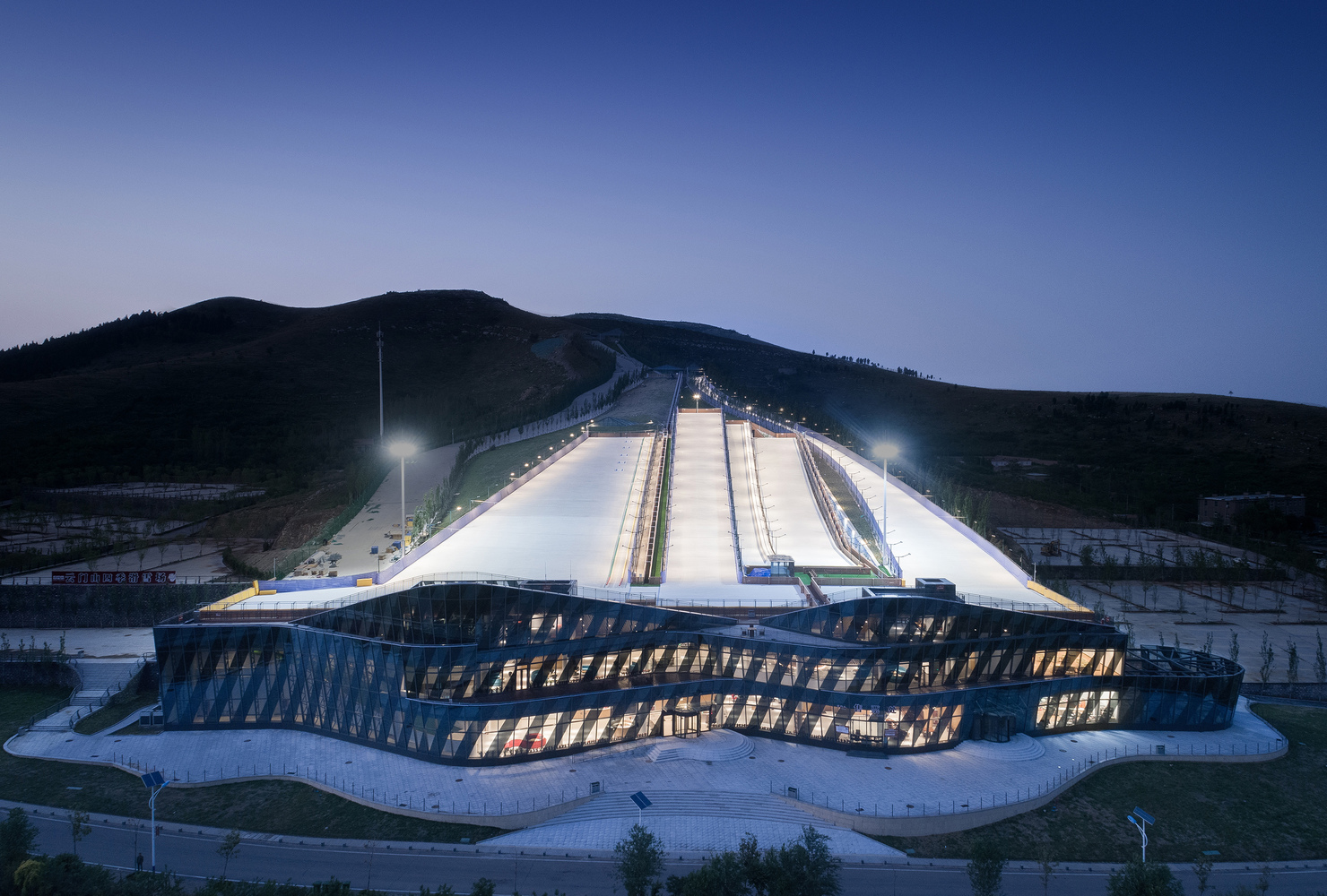 A Yunmen Mountain All-season sícentrum esti fényben