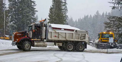 A havazás ellenére is járnak a hóval megrakott teherautók (kép: Seattle Times)