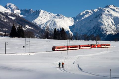A sífutópályákról ismert Obergoms völgyet átszelő vasútvonalon halad a híres Matterhorn Gotthard Bahn, a világ leglassabb expresszvonata, amely Zermattba viszi a turistákat.