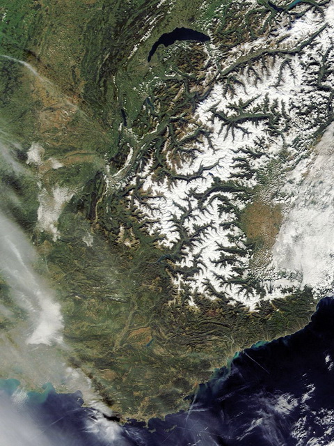 Műhold kép a környékről, fehérlenek a hegyek