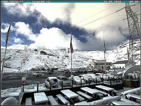 Az olasz Stelvio gleccser parkolója hétfő reggel