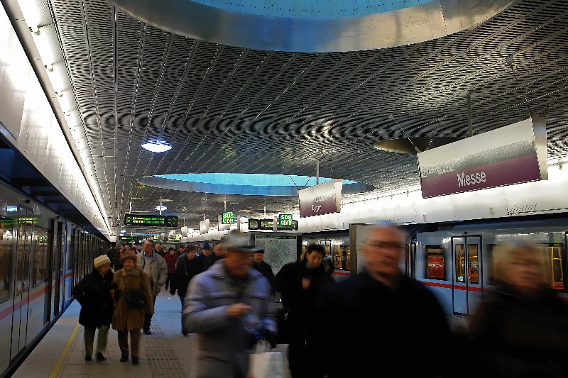 A vásárközpont bejáratánál egy új metróállomás létesült: az U2 vonalról a Messe-Prater megállónál kell leszállni