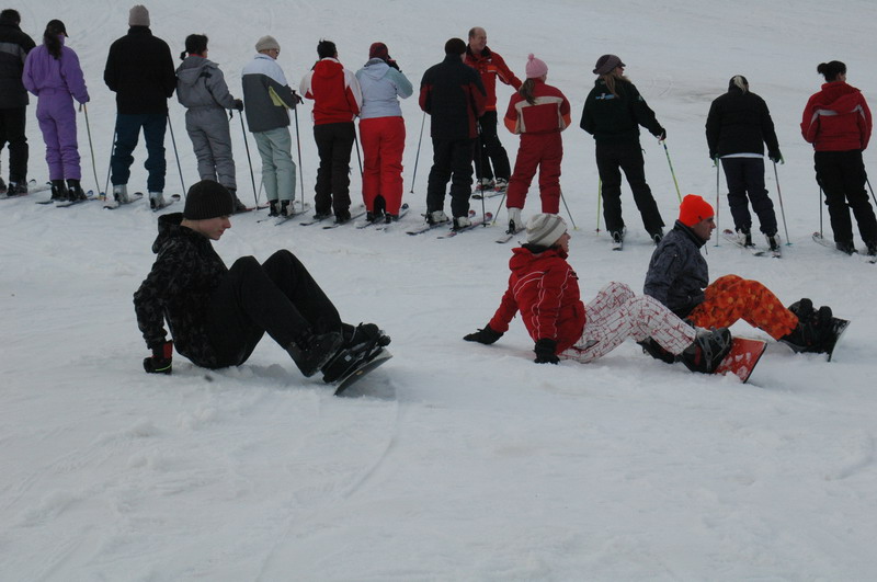Kezdő síelők és snowboardosok tanulják a csúszás alapjait Mátraszentistvánban