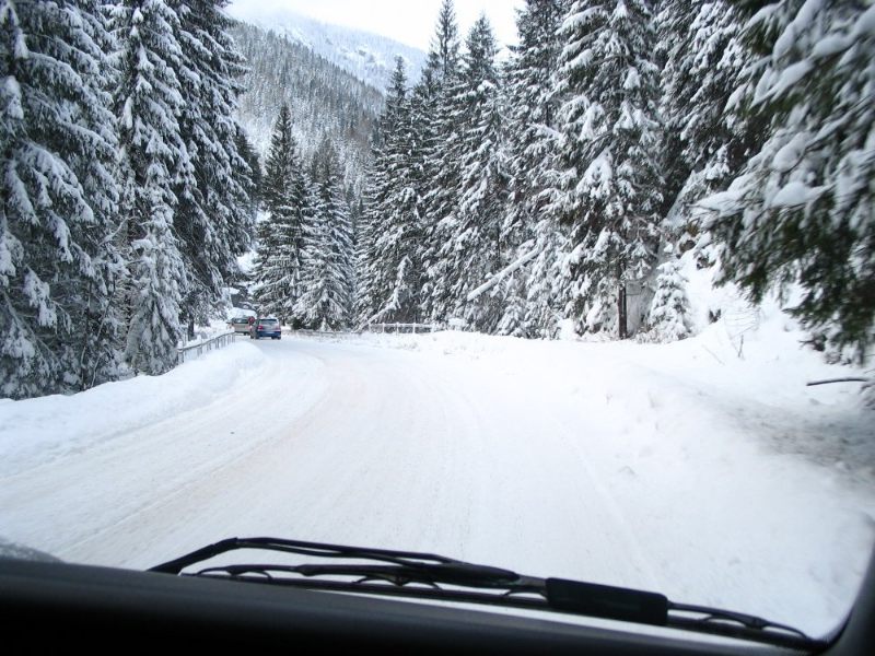 Friss hó borította a Jasna felé vezető utat a Deményfalvi völgyben