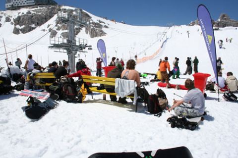 Nyári csúszkálás a Dachstein gleccseren. Fotó: Ridehouse Nyári csúszkálás a Dachstein gleccseren. Fotó: Ridehouse