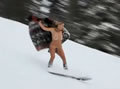 A tél gyermekei: meztelen snowboardos "hippik"