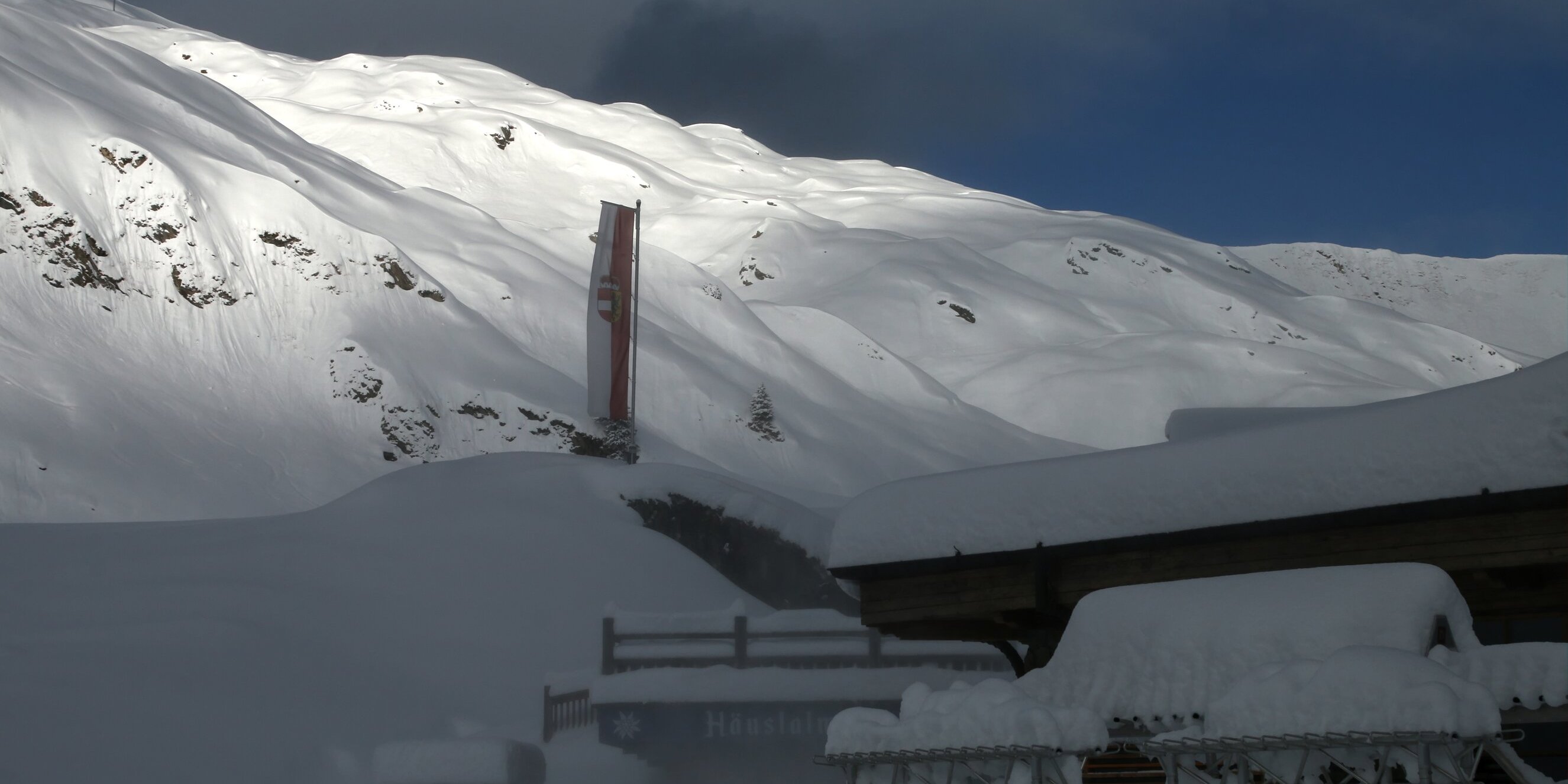 Kaprun tegnap a friss hóval, háttérben a Tristkogel vastagon behavazott északkeleti hegyoldalai - Fotó: Stánicz Balázs (Stani)