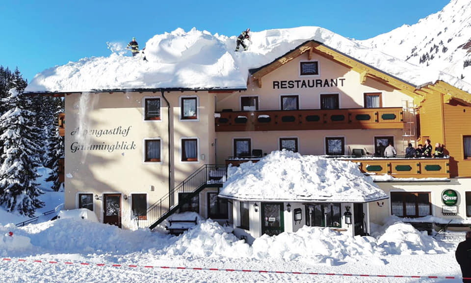 Planneralm, Alpengasthof Grimmingblick, megtisztították a háztetőket a hótól.