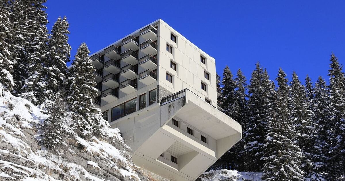 A Hotel La Flaine sziklára épített szálloda ma már Bauhaus műemlék