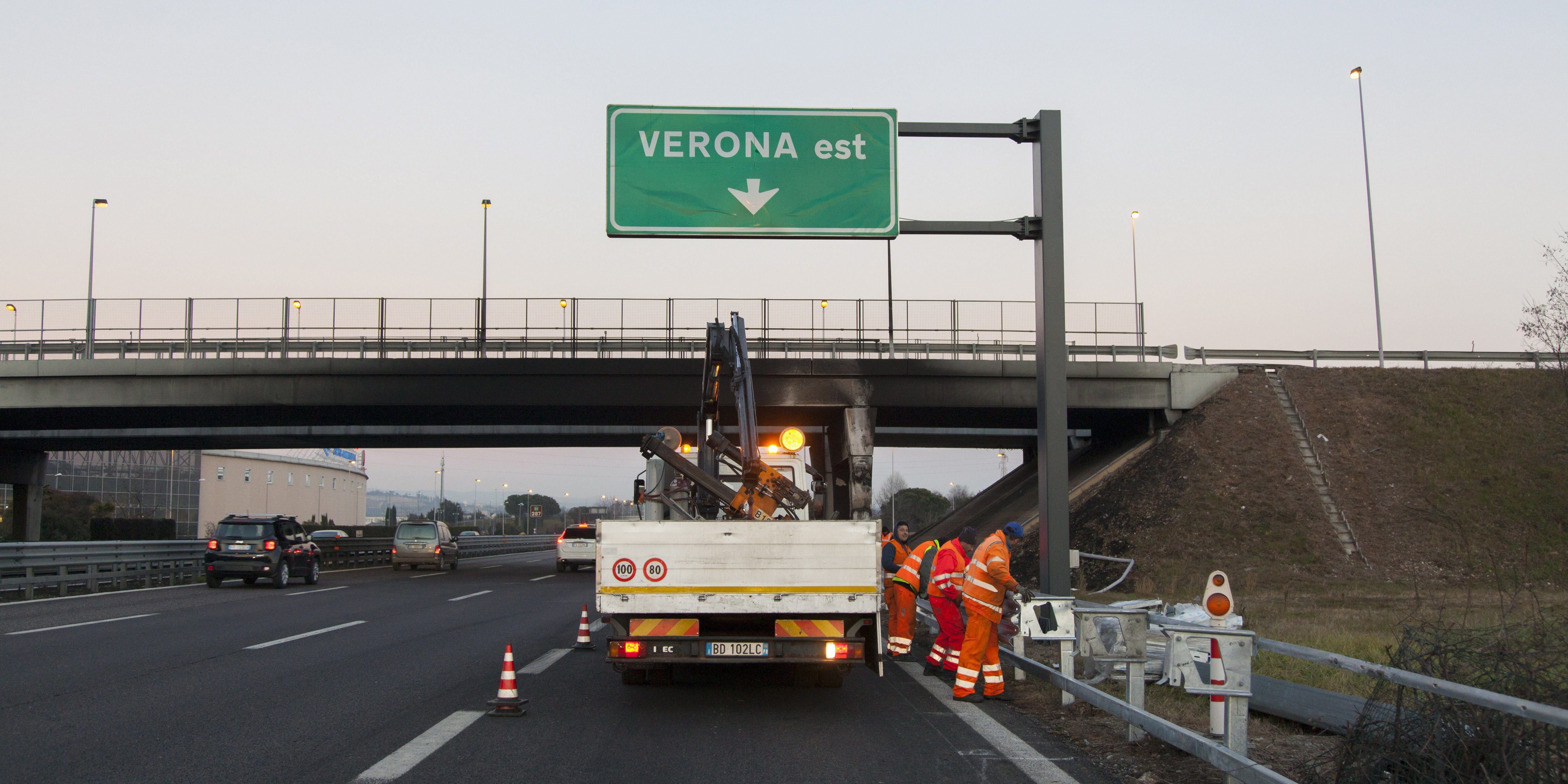 Verona, 2017. január 21. Az előző napon este történt buszbaleset helyszíne az A4-es autópályán az észak-olaszországi Veronánál. MTI Fotó: Varga György