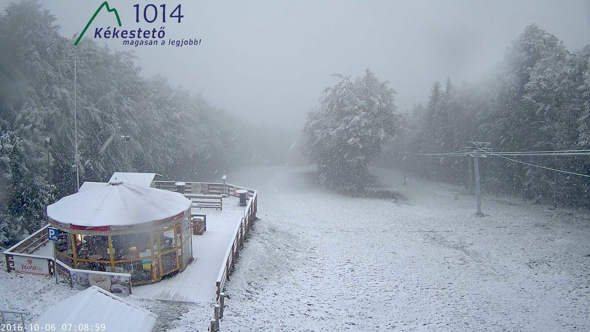 A Kékestetőn már tegnap délután óta havazik, reggelre 3-4 cm hó borította a hegycsúcsot.