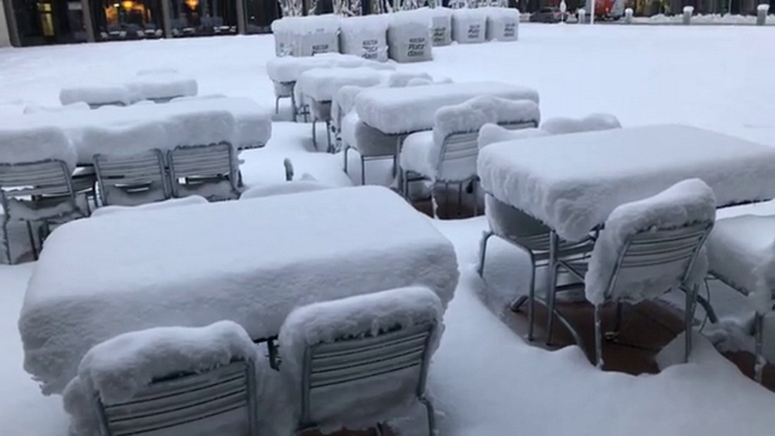 Davos, 25 cm friss hóval terített asztalok (WetterOnline Schweiz)