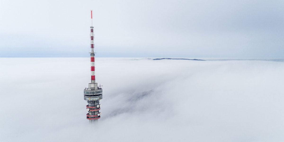 A ködből kiemelkedő Misina tetői tévétorony Pécsen 2018.11.24. MTI / Sóki Tamás
