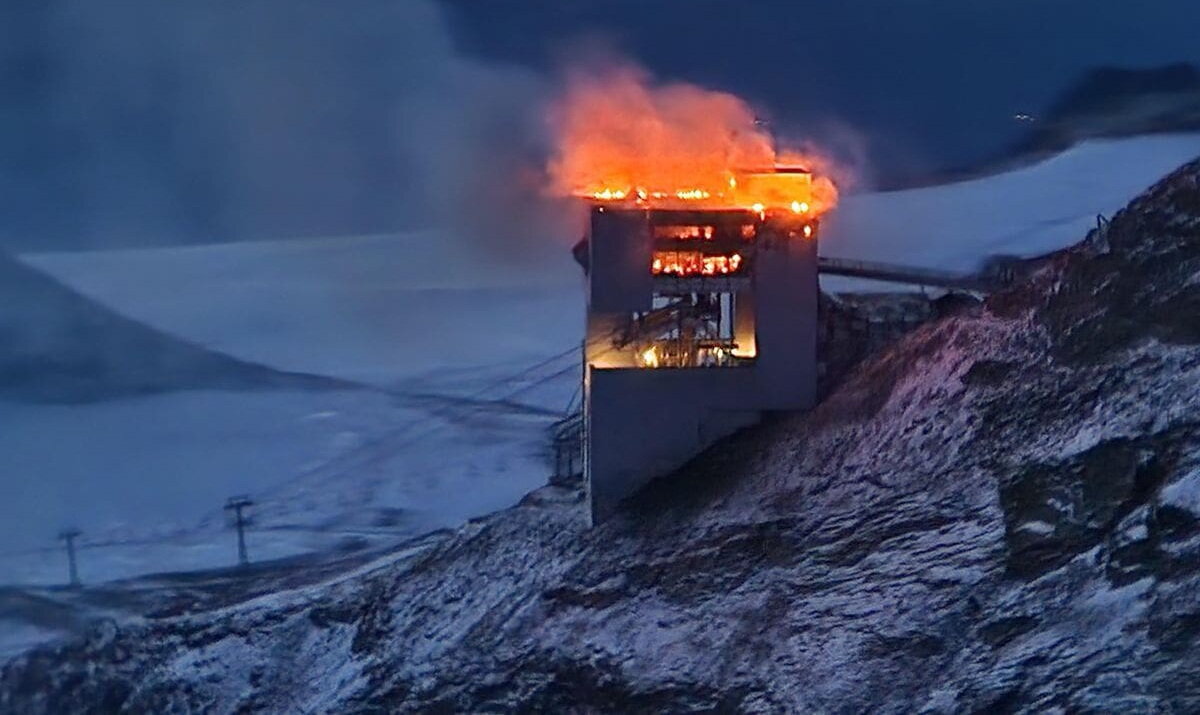 A lángokban álló épület (Kép: Kantonspolizei Waadt)