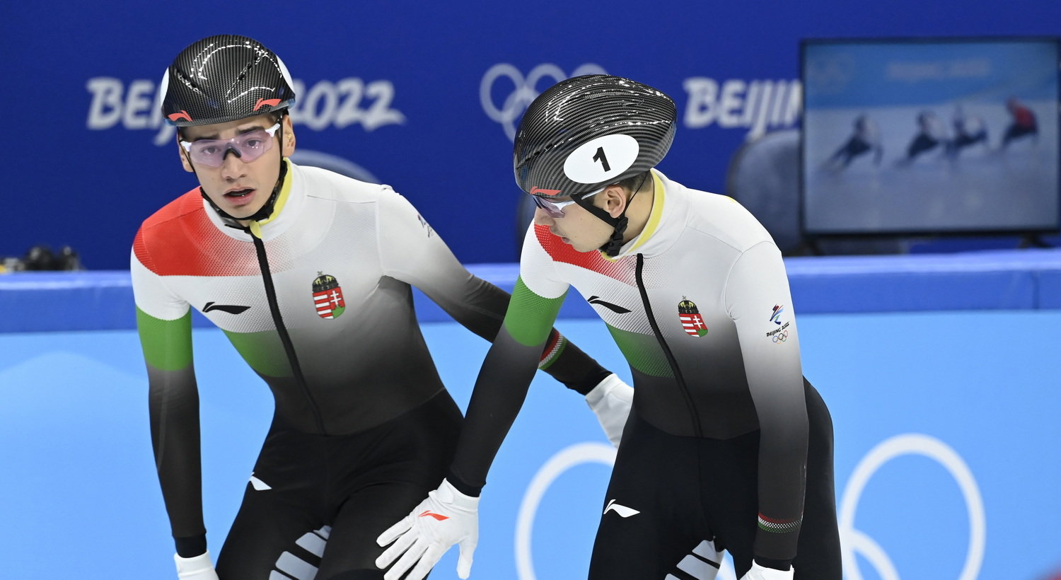 Liu Shaolin Sándor (b) és Liu Shaoang a férfi rövidpályás gyorskorcsolyázók 1000 méteres versenyének középdöntője után  a Fővárosi Fedett Stadionban a pekingi téli olimpián 2022. február 7-én. MTI/Kovács Tamás