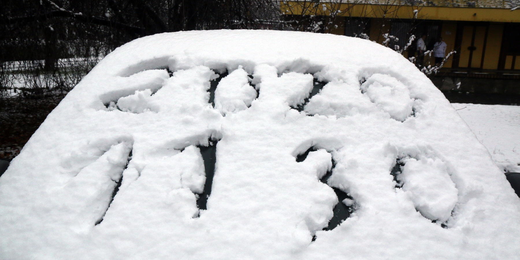 Frissen esett hó egy autó szélvédőjén Miskolcon 2020. november 30-án. MTI/Vajda János