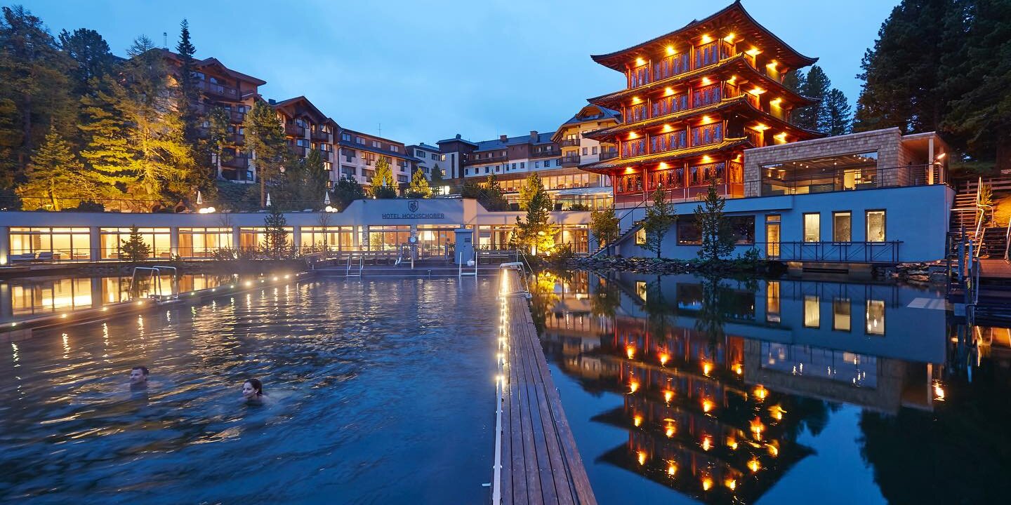 A Hotel Hochschober 3 fő attrakciója: a Turrachi-tóból leválasztott, 28-30 fokra fűtött ún. tófürdő, a kínai pagoda és a hamam törökfürdő.