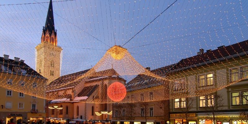 Villach belvárosa karácsonyi díszben