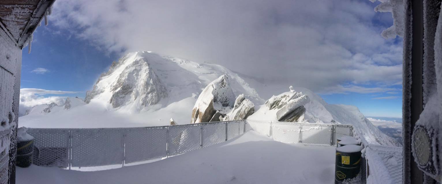 Cosmiques menedékház a Mont Blanc oldalában 3300 méteren, 40-50 cm friss hó
