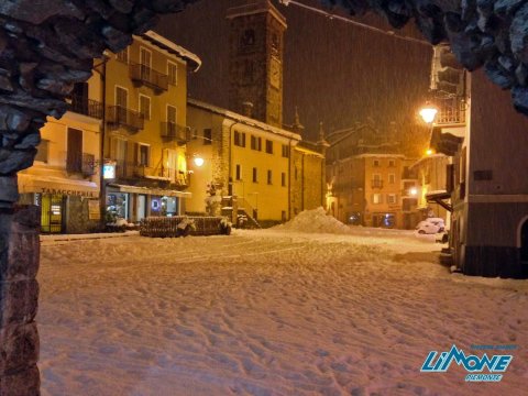 Limone, a városban 30-35 cm este 7-kor, a közeli 1800-as hegyen már 74 cm!