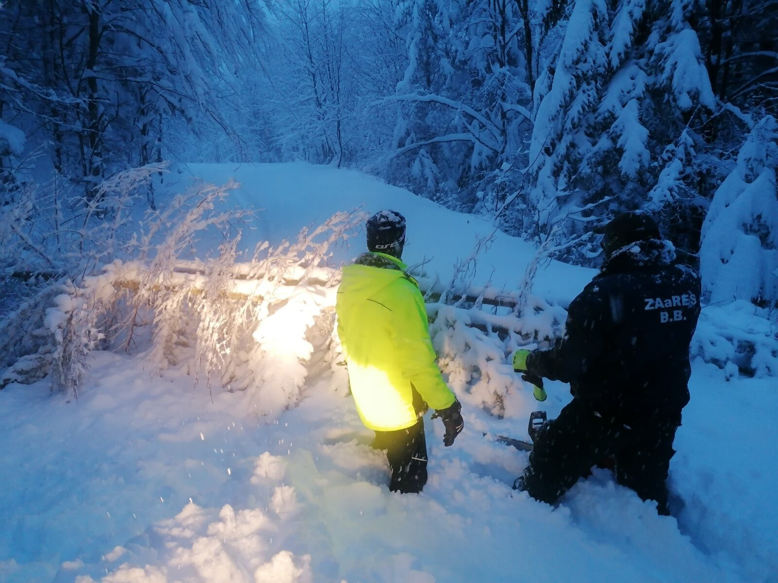 Sífutópálya Šachtičky és  Donovaly között, 70 cm hóban a kidőlt fákat távolítják el a pályáról