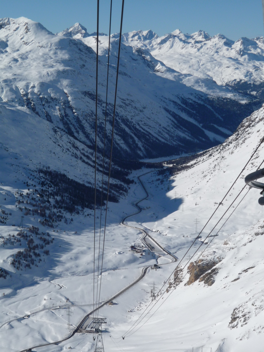 A Bernina-völgy a Lagalb-felvonóból, szemben a Bernina-Diavolezza felvonó, a kép alján a Lagalb-felvonó alsó állomása