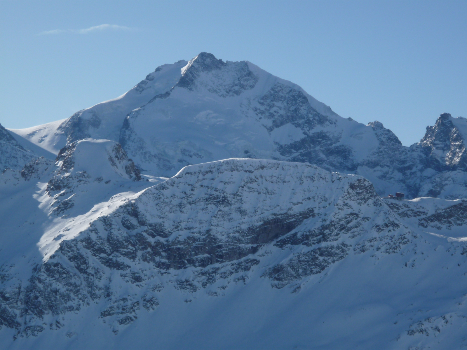 A völgy másik oldalán a Bernina-csúcs (4049 m), jobbra a közelébe vezető felvonó állomása Diavolezzán (2978 m)