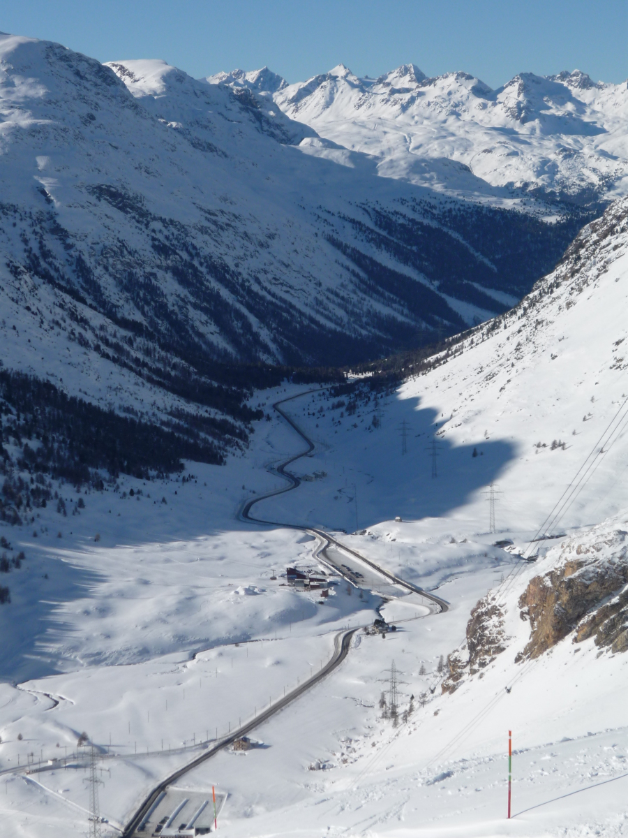 A Bernna-völgy Lagalbról, szemben a Bernina-Diavolezza felvonó, a kép alján a Lagalb-felvonó alsó állomása