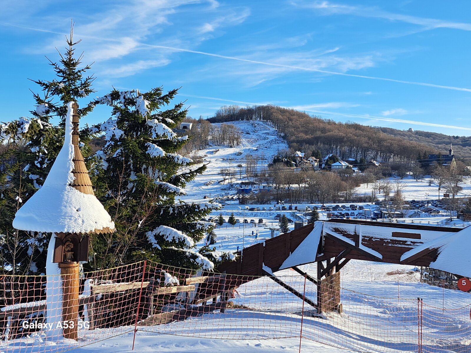 2024.12.26. Szezonnyitó a Síparkban háttérben a készülő új pálya