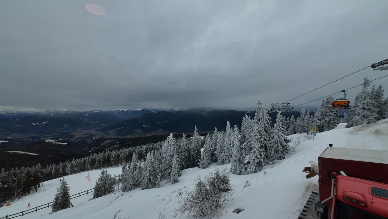 Gyönyörű havas táj a panoramarestaurantból