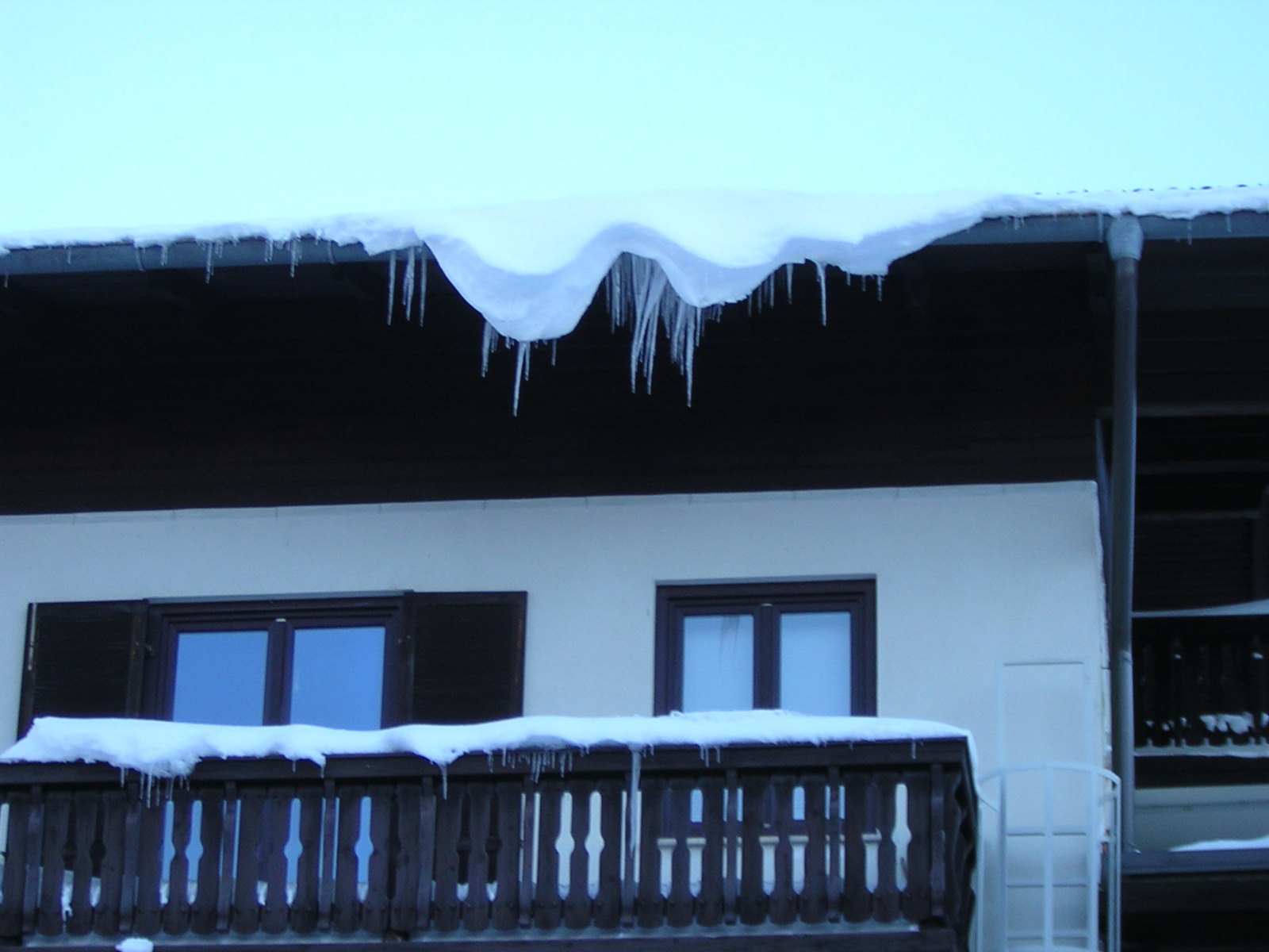 Kis olvadás, megcsúszott a hó a tetőn, jégcsapot könnyezett, de még ott van