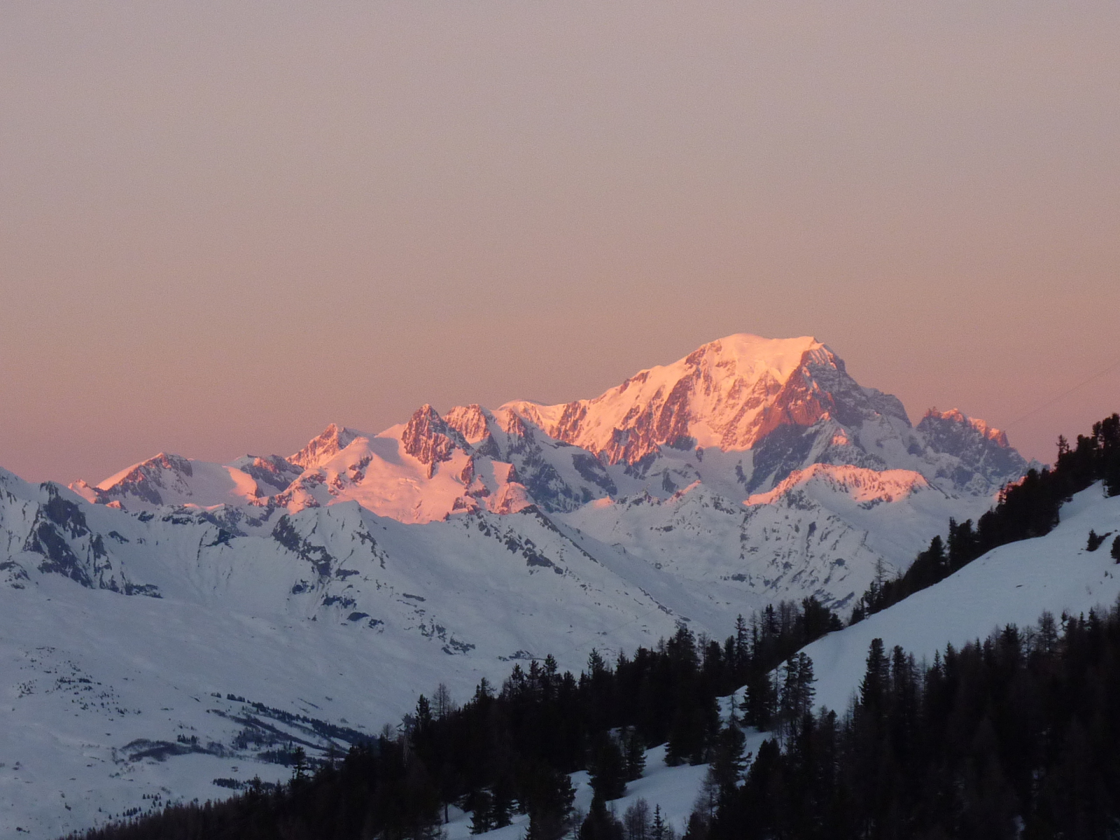 ha szerencséd van a szálassal reggeli közben a Mont Blanc is beköszön