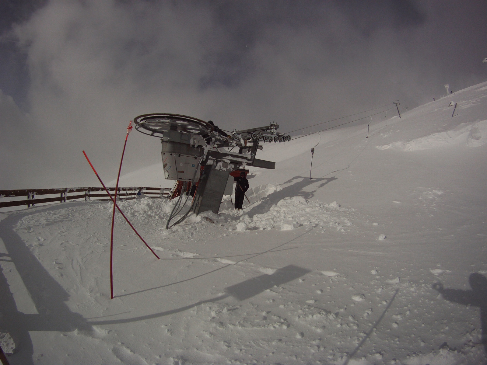 Hóból is megárt a sok - a legfelső liftet majdnem a drótkötélig belepte a hó