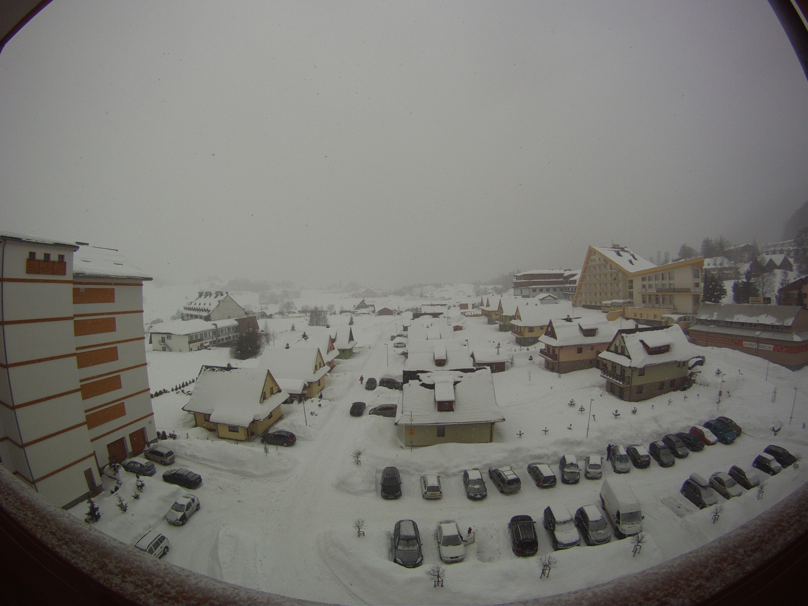 A Hotel Residence ablakából páratlan kilátás nyílik a hóban bővelkedő Donovaly felé