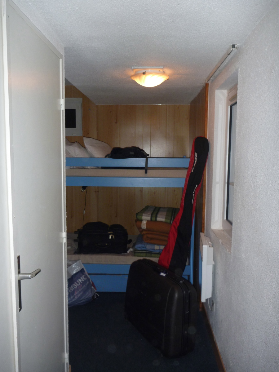 Előszoba: Balra kis tároló szekrény, szemben emeletes ágy, balra folytatódik az apartman.