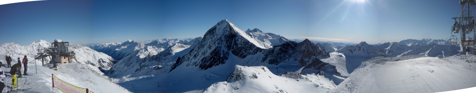 Kilátás a pályarendszer legmagasabb pontjáról (3212 m), szemben az igazi kilátó