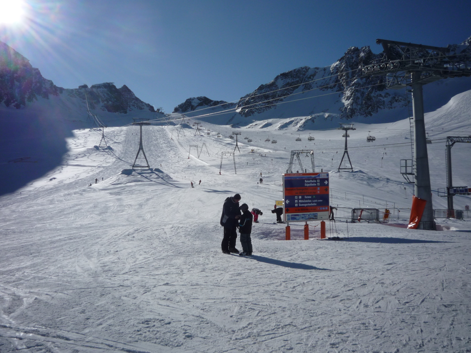 Stubai-gleccser pályái, balra a kilátó, az oda vezető felvonó épp üzemen kívül