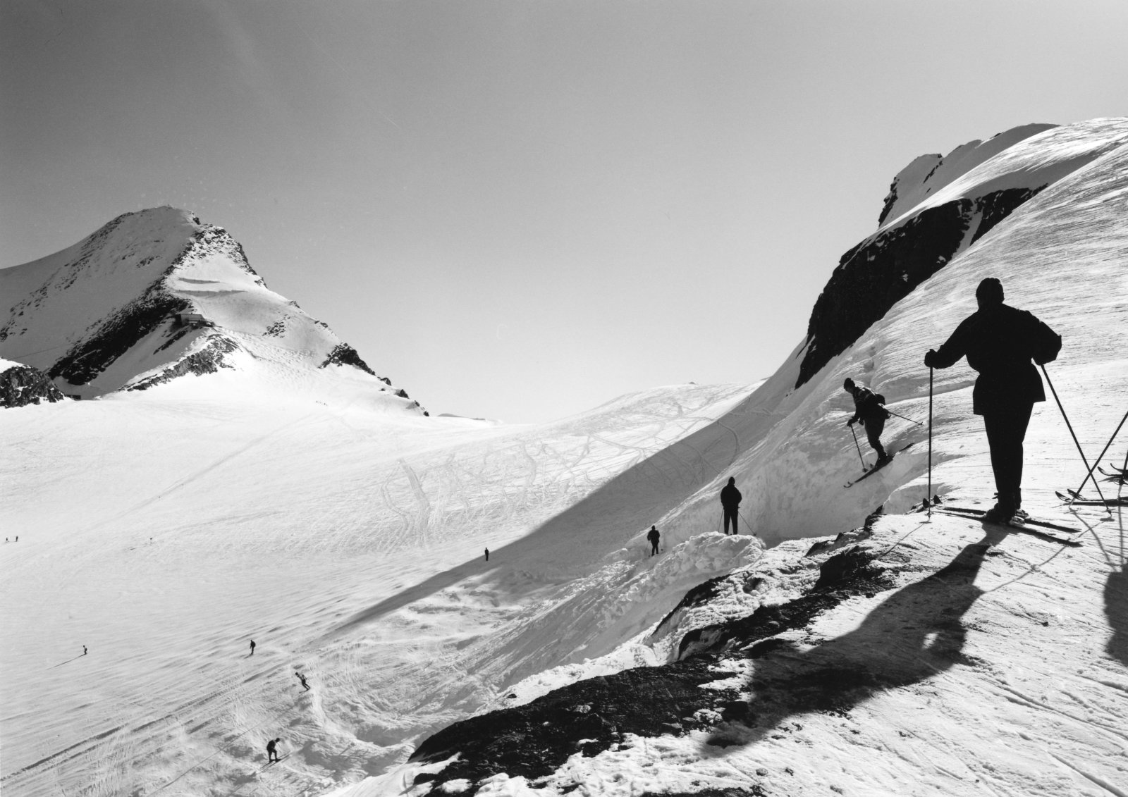 Síelők csúsznak a Maurer pályáktól a Kees pályára, ma ez már lehetetlen - Fotó: Gletscherbahnen Kaprun AG