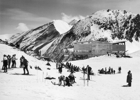 Berghaus a 60-as években, a mai Alpincenter elődje - Fotó: Gletscherbahnen Kaprun AG