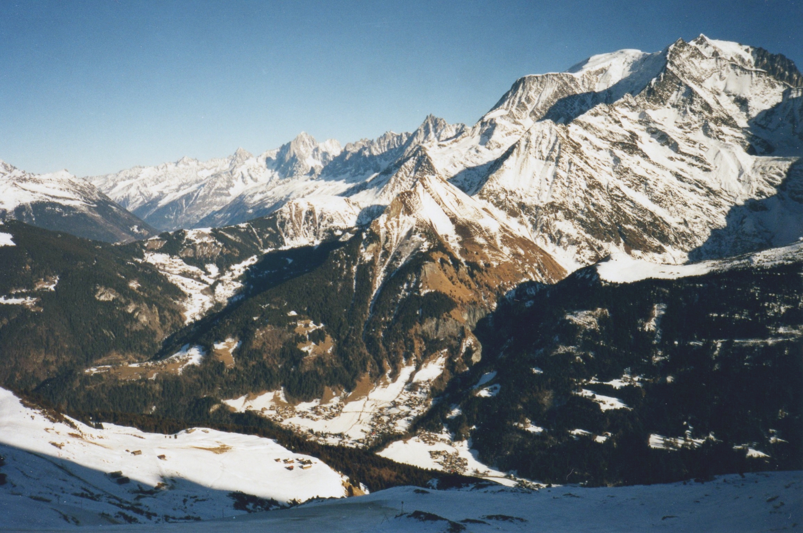 KILÁTÁS AZ E' PAULIE-RÓL HÁTTÉRBEN A MONT BLANC