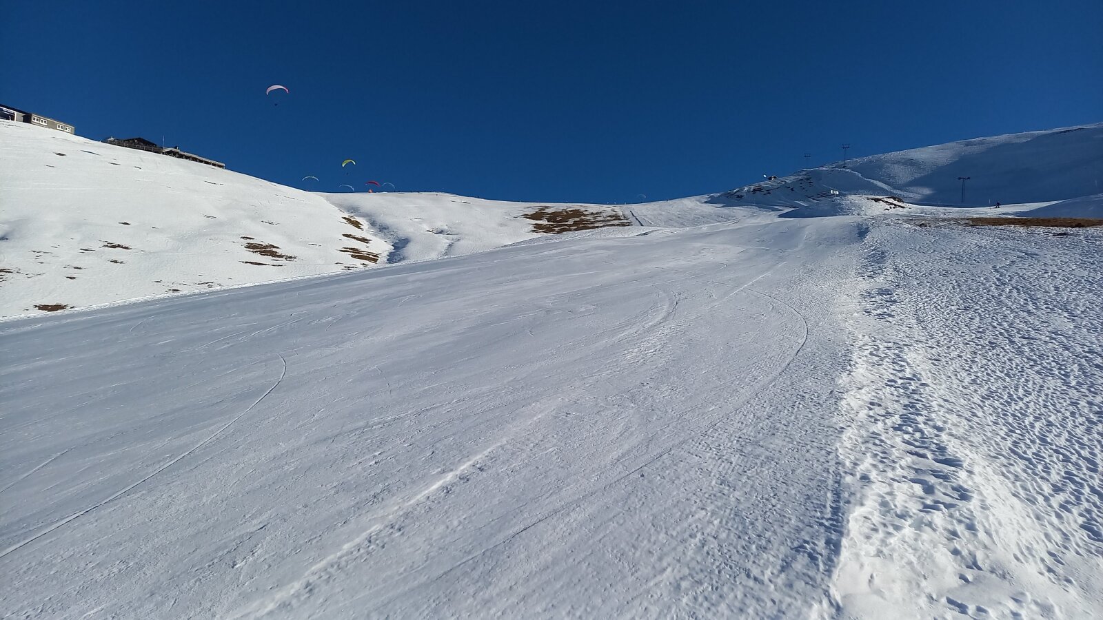 Fent a pálya mellett voltak barna foltok, az pedig kb. 2000m-en volt