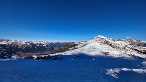 Itt jól látszik 1700 méter alatt semmi hó nincs, Simmental a völgy