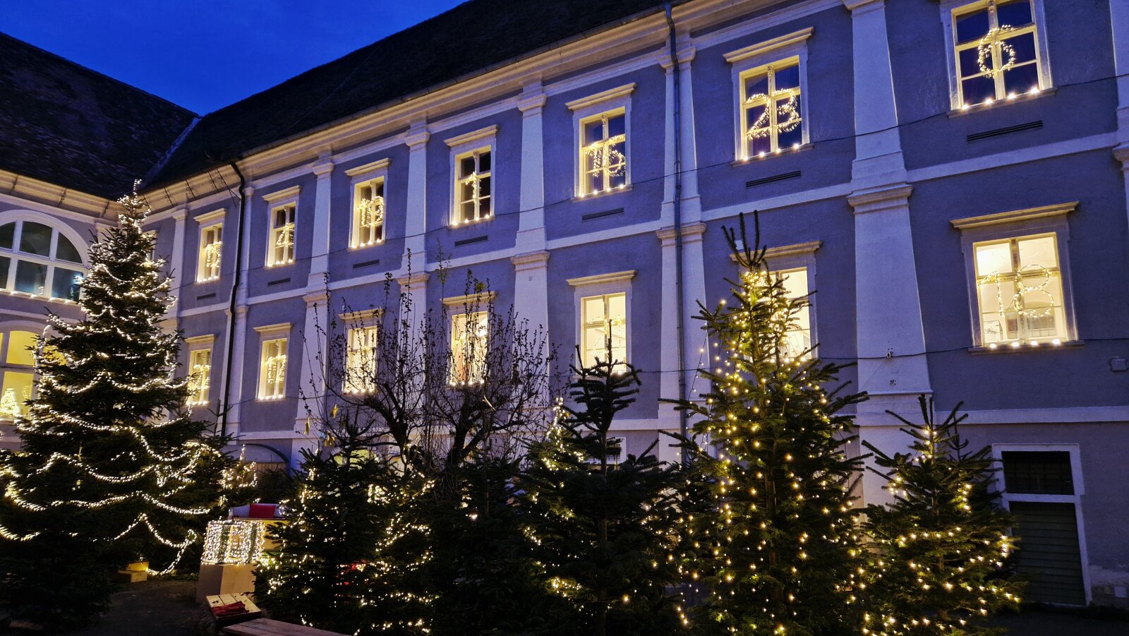 A pöllaui kastély ablakai adventi naptárat elevenítenek meg.