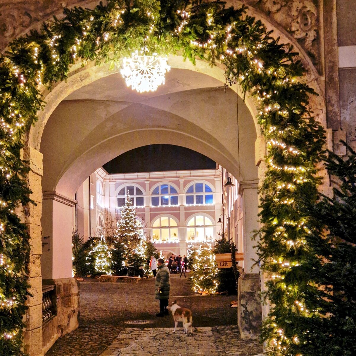 A kelet-stájerországi Pöllauban egy festői kastélyban rendeznek be autentikus karácsonyi vásárt kézművesekkel, regionális finomságokkal és családi programokkal november közepétől december végéig.