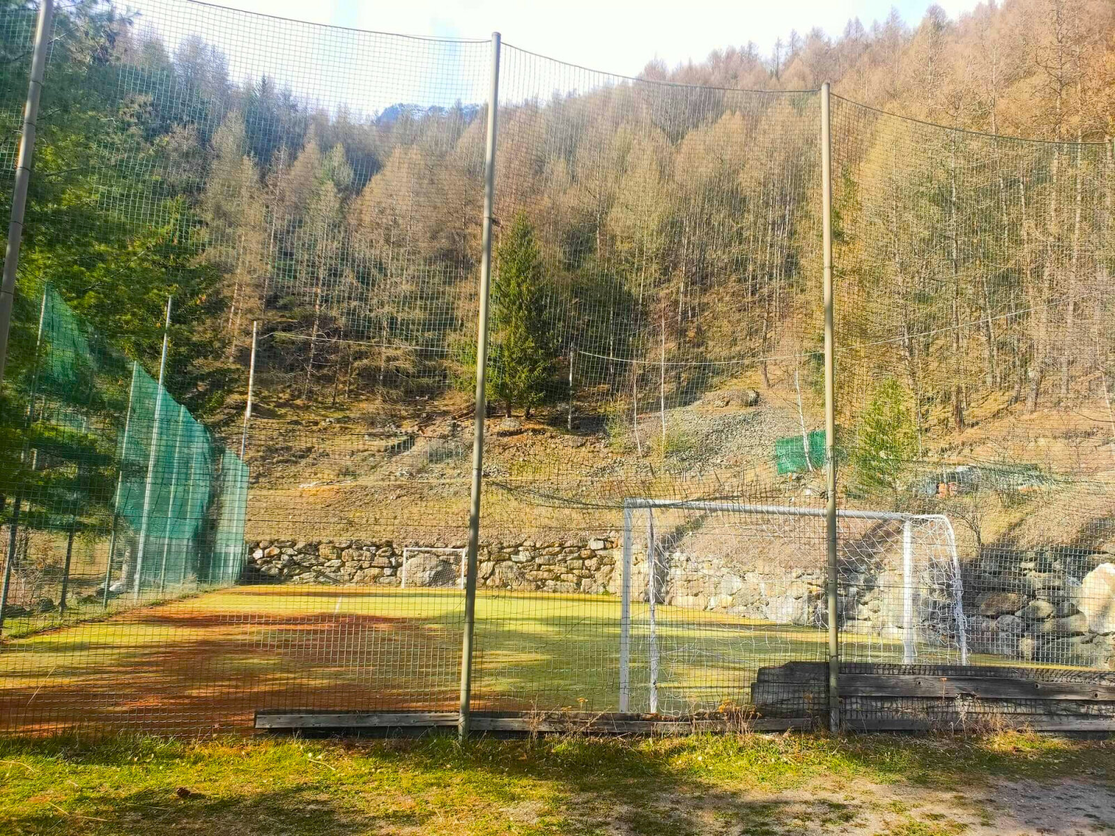 campo-calcio-amatoriale-esterno-.jpg