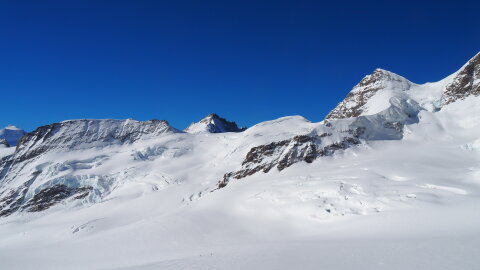 Most az eredeti tervet teszem meg amit 4 héttel ezelőtt akartam megtenni, akkor a Louwihornra(3766m) mentünk, a kis fehér domb szemben